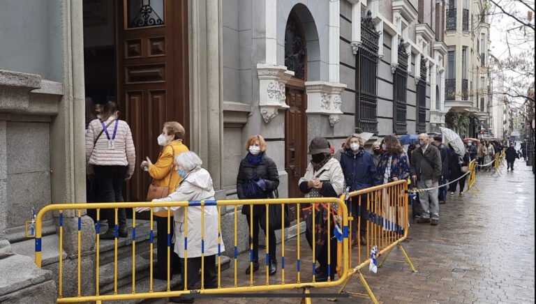 Gente esperando entrar a Jesús de Medinaceli