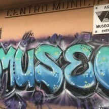 Grafiti en la fachada principal de la sede de la asociación Vicus Albus