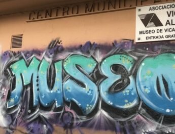 Grafiti en la fachada principal de la sede de la asociación Vicus Albus