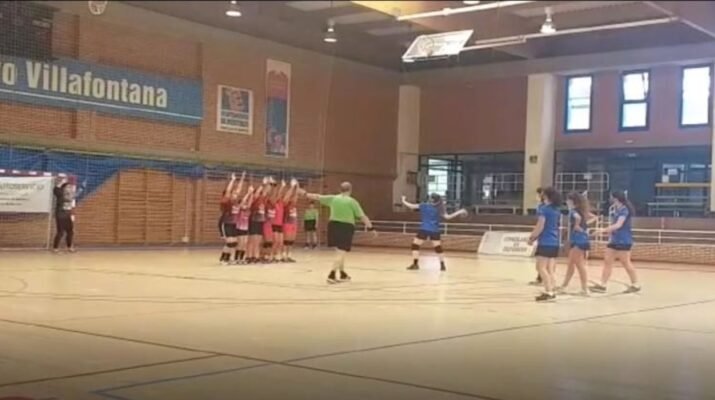 Jugadora del Aranjuez femenino lanzando un tiro libre durante el partido contra el Móstoles femenino