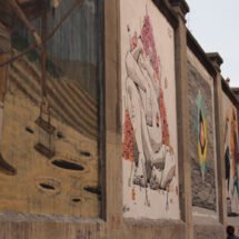 Imagen en la calle, muestra los muros de la Tabacalera situado en el barrio de Embajadores de Madrid, se pueden observar cuatro ilustraciones en los muros.