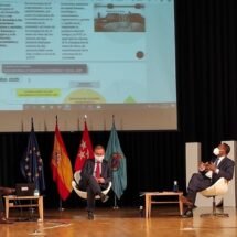 Plano general de la ponencia de la URJC donde se puede apreciar a los embajadores de Guinea y República Checa y al moderador