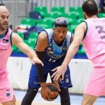 El jugador del Hereda San Pablo Burgos, Jasiel Rivero frente a los jugadores del Barça, el base Calathes y Mirotic