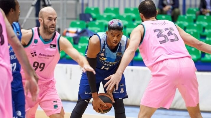 El jugador del Hereda San Pablo Burgos, Jasiel Rivero frente a los jugadores del Barça, el base Calathes y Mirotic