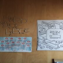 En la imagen aparecen varios posteres en una pared del Medialab. Se puede leer: "Hardware libre" y "herramientas para un mundo legible y editable.