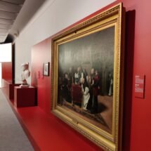 Uno de los cuadros expuesto junto a una escultura