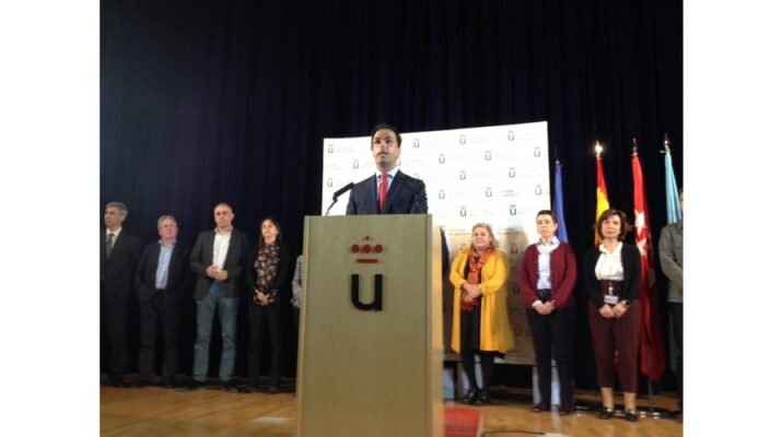 Javier Ramos habla ante un auditorio en presencia de su equipo de goberno