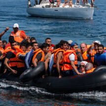 Unos cincuenta refugiados llegan en un bote inflable a la orilla noreste de Lesbos