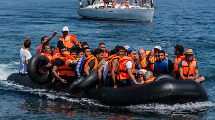 Unos cincuenta refugiados llegan en un bote inflable a la orilla noreste de Lesbos