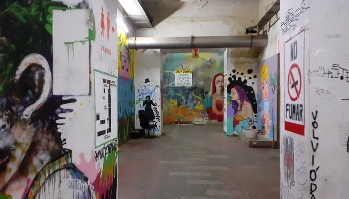 Interior de La Tabacalera donde aparecen varias obras de arte muy coloridas