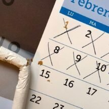 Calendario febrero 2021 con 11 días tachados con una X. En medio, un cigarro partido a la mitad.