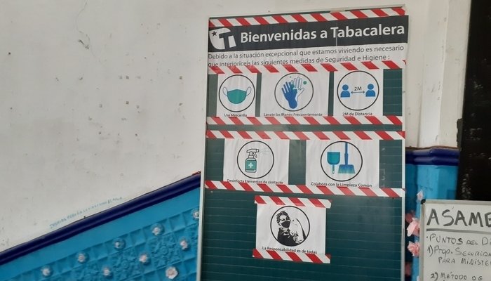 Cartel de bienvenida de la Tabacalera donde se encuentran las normas COVID