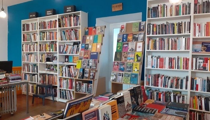Plano general del interior de la libreria Traficantes de Sueños donde se ven las diferentes estanterías, destacan la multitud de color