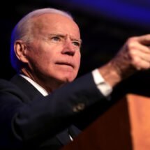 El presidente de EE.UU. aparece detrás de un atril dando una conferencia y señalando con el dedo hacia delante