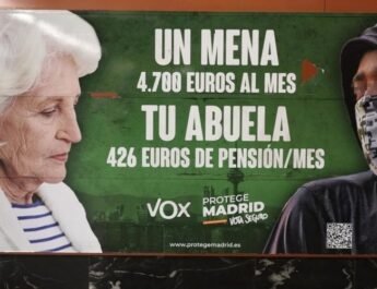Cartel de Vox donde sale una señora mayor, de blanco y un joven de piel oscura encapuchado y con un pañuelo tapándole la cara.
