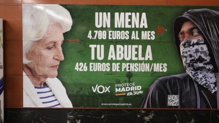 Cartel de Vox donde sale una señora mayor, de blanco y un joven de piel oscura encapuchado y con un pañuelo tapándole la cara.