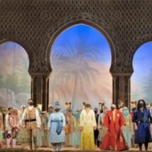 Actores de la zarzuela Benamor saludando al público tras la actuación en el Teatro de la Zarzuela