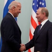 Biden y Putin con unas banderas de fondo // Official White House Photo by David Lienemann. PD. https://commons.wikimedia.org/wiki/File:Vice_President_Joe_Biden_greets_Russian_Prime_Minister_Vladimir_Putin.jpg