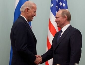 Biden y Putin con unas banderas de fondo // Official White House Photo by David Lienemann. PD. https://commons.wikimedia.org/wiki/File:Vice_President_Joe_Biden_greets_Russian_Prime_Minister_Vladimir_Putin.jpg