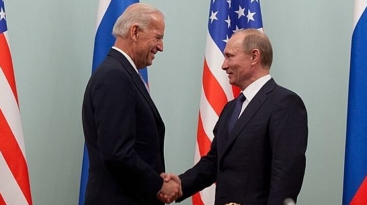 Biden y Putin con unas banderas de fondo // Official White House Photo by David Lienemann. PD. https://commons.wikimedia.org/wiki/File:Vice_President_Joe_Biden_greets_Russian_Prime_Minister_Vladimir_Putin.jpg