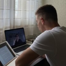 Chico delante de una pantalla de ordenador siguiendo una clase online