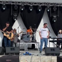 Plano general del grupo M-80 ensayando sobre el escenario