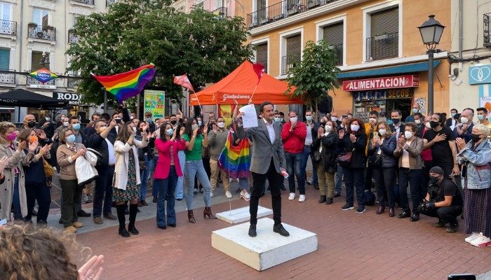 Edmundo Bal dando un discurso electoral en la plaza de Chueca junto con Begoña Villacís e Inés Arrimadas al fondo