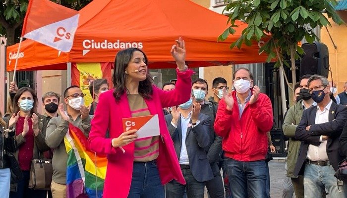 Inés Arrimadas con una chaqueta rosa en el discurso electoral para las elecciones del 4 de mayo