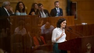 Isabel Díaz Ayuso hablando frente al resto de la Asamblea de Madrid en su discurso de investidura en 2019