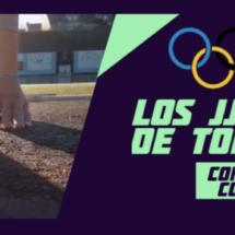 Cartel de Juegos Olímpicos Tokio contra la Covid-19, a la izquierda una foto de una pierna con una zapatilla de Nike azul en una pista de atletismo, a la derecha los aros de los Juegos Olímpicos con el titular de Los JJ.OO. de Tokio contra la Covid-19