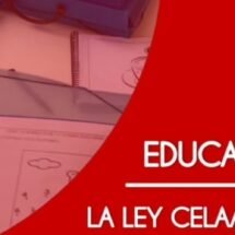 niña en una clase sentada en su pupitre con unos libros.