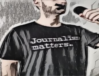 Periodista con la boca tapada sosteniendo un micrófono