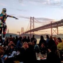 Puente 25 de abril de Lisboa lleno de gente en un atardecer