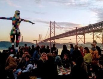 Puente 25 de abril de Lisboa lleno de gente en un atardecer