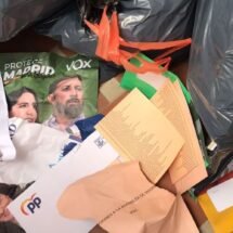 Folletos de propaganda electoral de algunos partidos en la basura