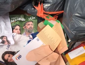 Folletos de propaganda electoral de algunos partidos en la basura