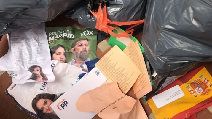 Folletos de propaganda electoral de algunos partidos en la basura