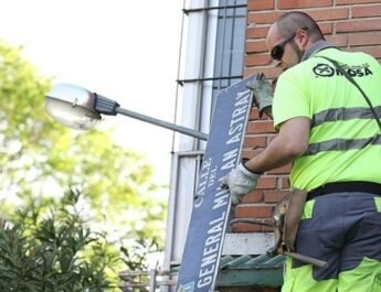 Un operario vuelve a colocar el cartel de la calle del general Millán Astray tras la sentencia por parte del Tribunal Superior de Justicia de Madrid.