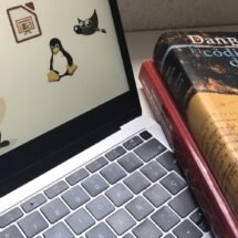 Ordenador abierto, en la pantalla, iconos de programas de código abierto. A la derecho, el libro del Código da Vinci.