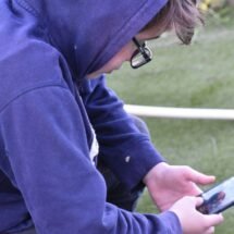 Un adolescente mirando las redes sociales en su móvil