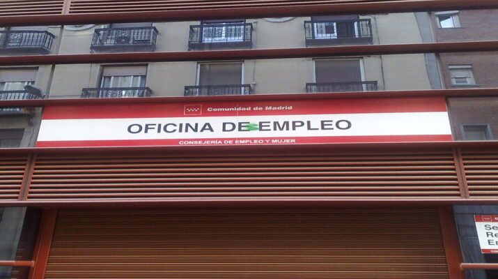 En la imagen aparece el cartel de la puerta de la Oficina de empleo al que le han pintado una "s" quedando así como oficina desempleo.