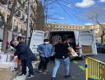 Unos hombres cargan cajas de ayudas humanitarias en una camioneta para los ucranianos