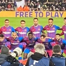 La prensa saca fotografías al equipo FC Barcelona en el Camp Nou repleto de espectadores