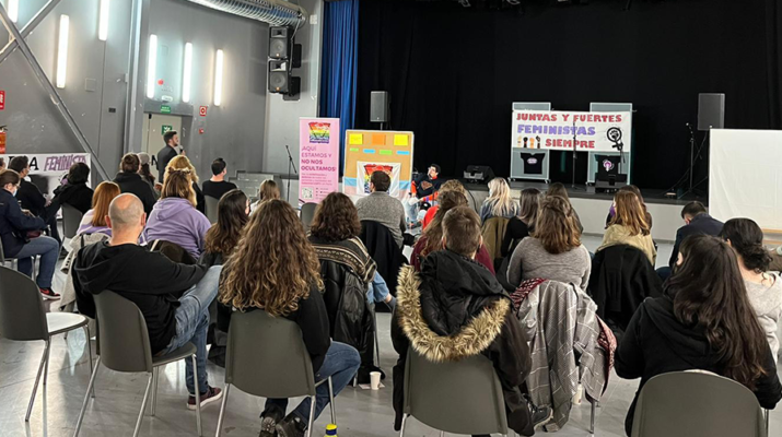 Mujeres sentadas en Jornadas feministas de Parla