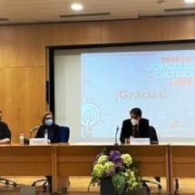 Mesa con cuatro personas sentadas en las Primeras Jornadas de Cultura Libre de 2022