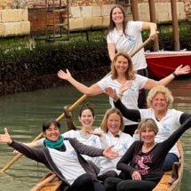Grupo de mujeres sobre una embarcación en Venecia