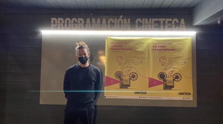 Gonzalo junto al cartel de la programación de la cineteca