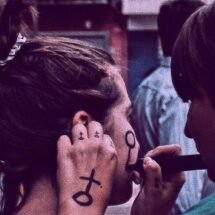 8M Mujeres dibujan signo