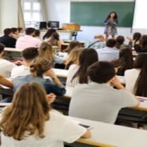 Gente en una clase de universidad