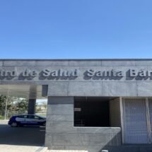 Centro de salud por la mañana con un coche